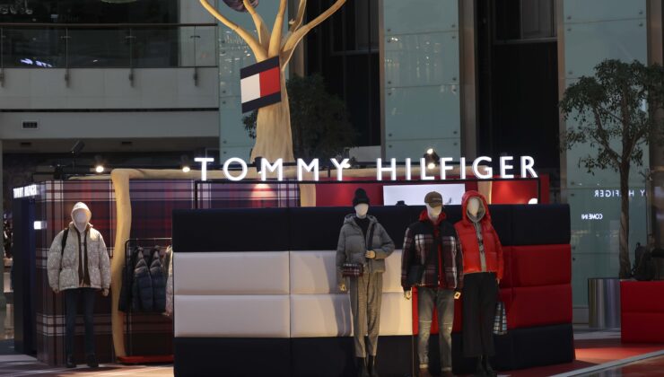 Tommy Hilfiger  Yeni Pop-Up Mağazasında New York Şişme Ceket Stillerini Tanıtıyor