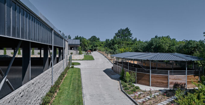 Bozanoğlu Stables Çatalca’da Çağdaş Kırsal Mimariyle İnşa Edildi