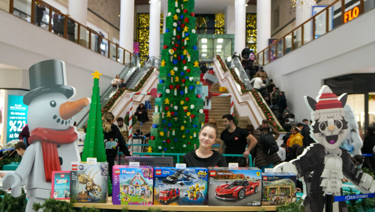 Forum İstanbul’da 6 Metre Yüksekliğinde LEGO Yılbaşı Ağacı Ziyarette